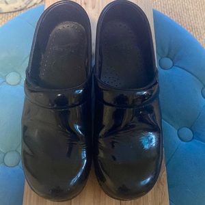 Dansko size 7 Black patent leather